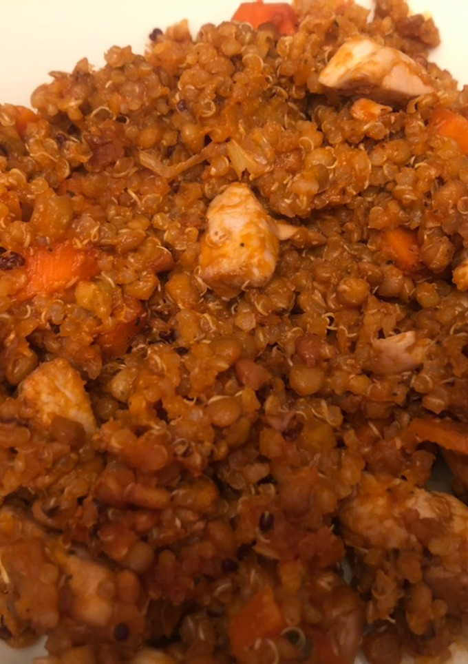 Una foto de Quinoa con lentejas y pollo