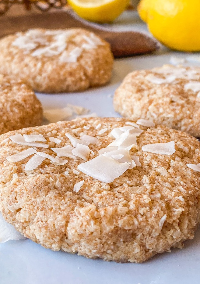 Una foto de Cookies de coco y limón al micro