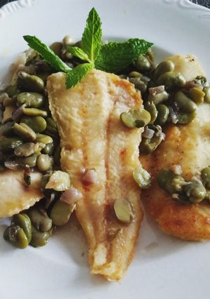 Una foto de Filetes de merluza con habas
