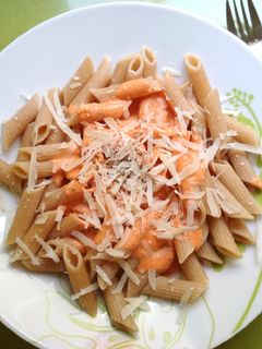 Una foto de Salsa superrápida de pimiento rojo y parmesano