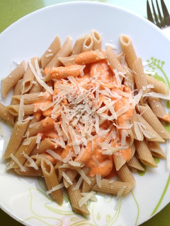 Una foto de Salsa superrápida de pimiento rojo y parmesano