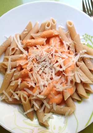 Una foto de Salsa superrápida de pimiento rojo y parmesano