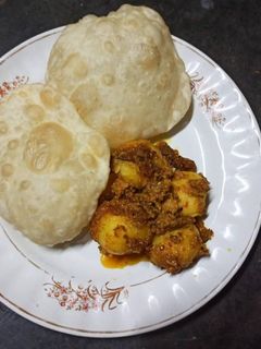 লুচি আলুর দম (luchi aloor dum recipe in Bengali) রেসিপির প্রধান ছবি