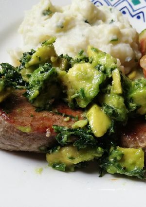 Una foto de Atún en salsa de aguacate