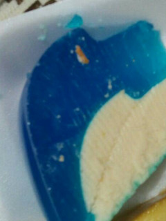 Una foto de Gelatina flotatina azúl con vainilla