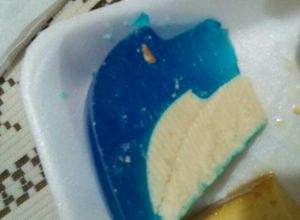 Una foto de Gelatina flotatina azúl con vainilla