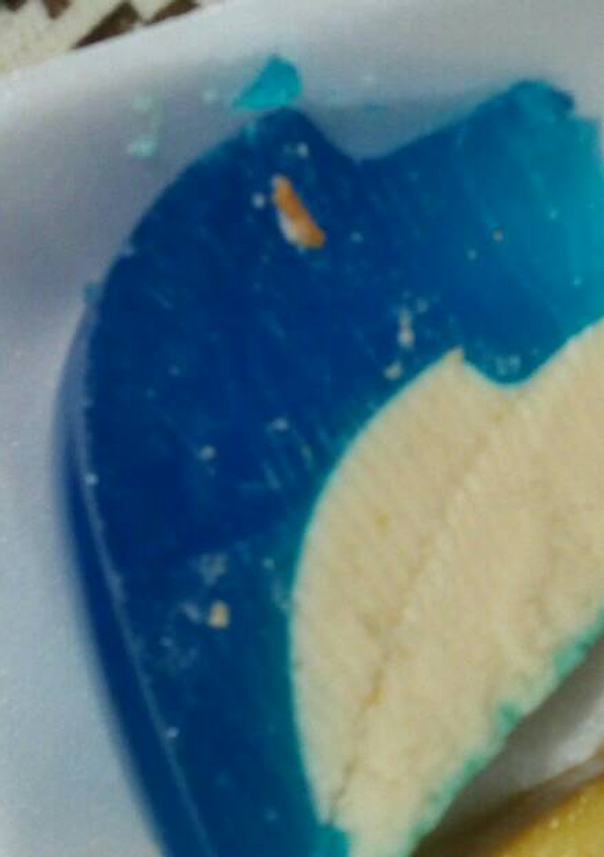 Una foto de Gelatina flotatina azúl con vainilla
