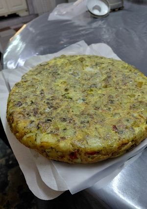 Una foto de Tortilla de Papa con Cebolla y Ají