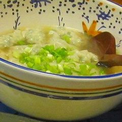 A picture of Delicious Gyoza Dumplings in Soup.
