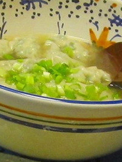 A picture of Delicious Gyoza Dumplings in Soup.