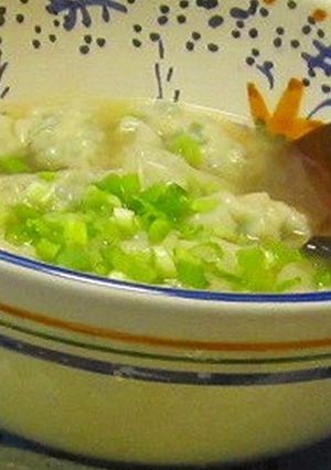 A picture of Delicious Gyoza Dumplings in Soup.