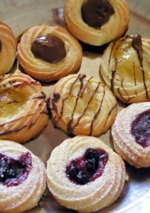 A picture of Russian Cakes.