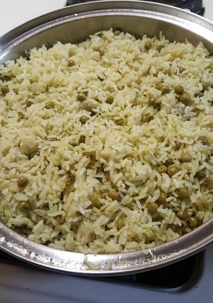 Una foto de Arroz verde con chicharos