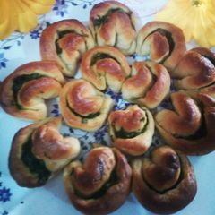 A picture of Spinach garlic flower bread.