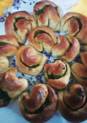 A picture of Spinach garlic flower bread.
