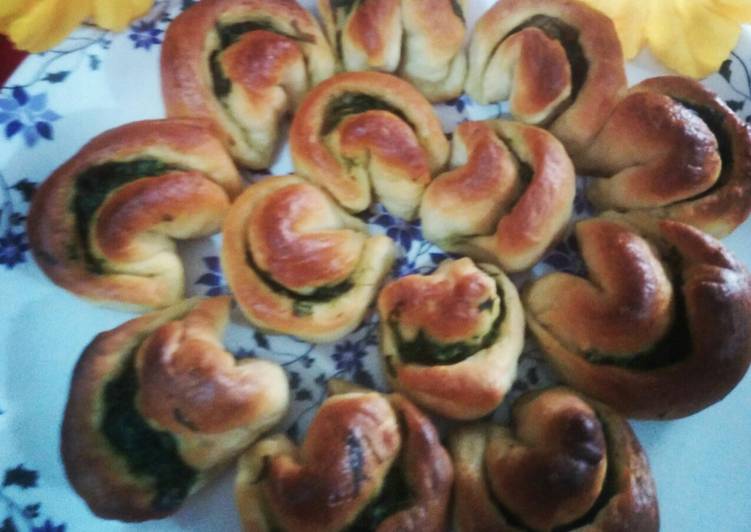 Easiest Way to Prepare Perfect Spinach garlic flower bread