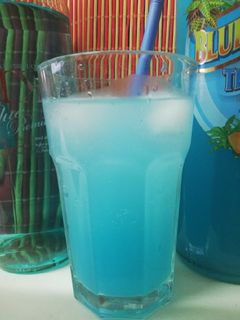 Una foto de Cóctel Blue Lagoon 🐦🌴🐬