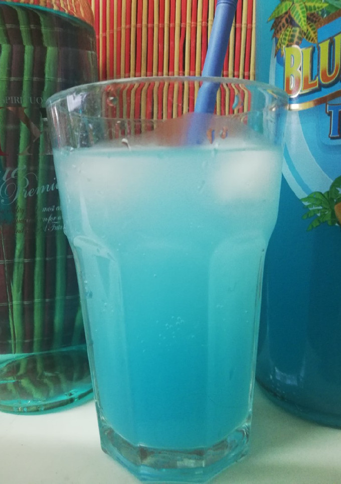 Una foto de Cóctel Blue Lagoon 🐦🌴🐬