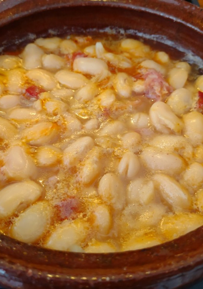 Una foto de Judías blancas con cebolla y carne