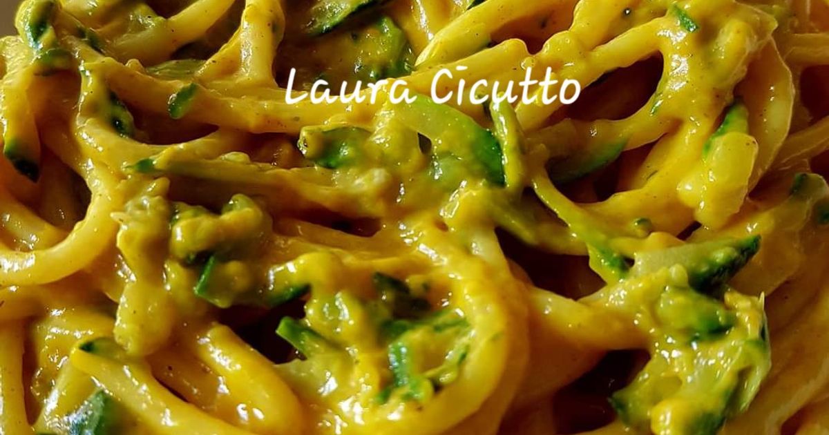 Ricetta Spaghetti Con Zucchine E Salsa Alla Curcuma E Gorgonzola di ...