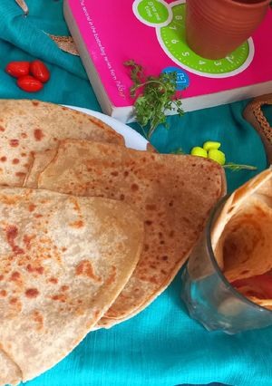 तिकोन पराठा (Tikone paratha recipe in hindi) रेसिपी मुख्य फोटो