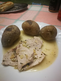 Una foto de Pescado al ajillo con papas arrugás