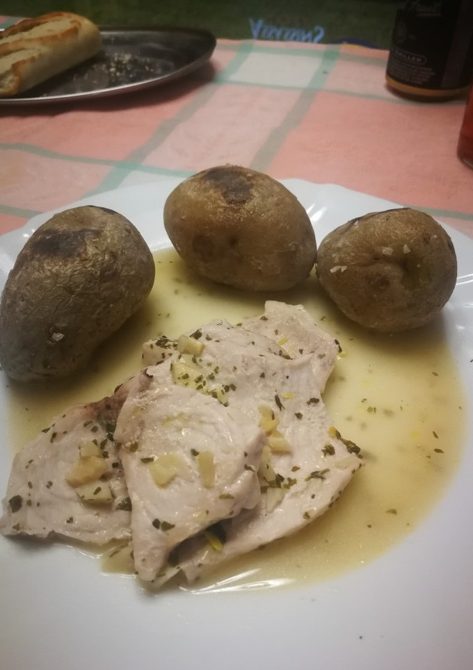 Una foto de Pescado al ajillo con papas arrugás