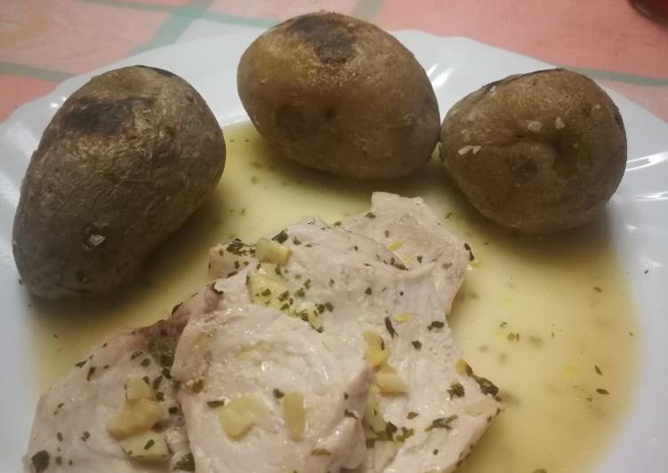 Pescado al ajillo con papas arrugás