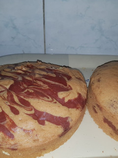 A picture of 2 coloured vanilla cake.