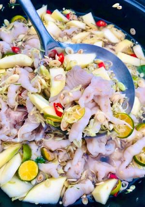Hình của món Chân gà rút xương ngâm xả tắc.