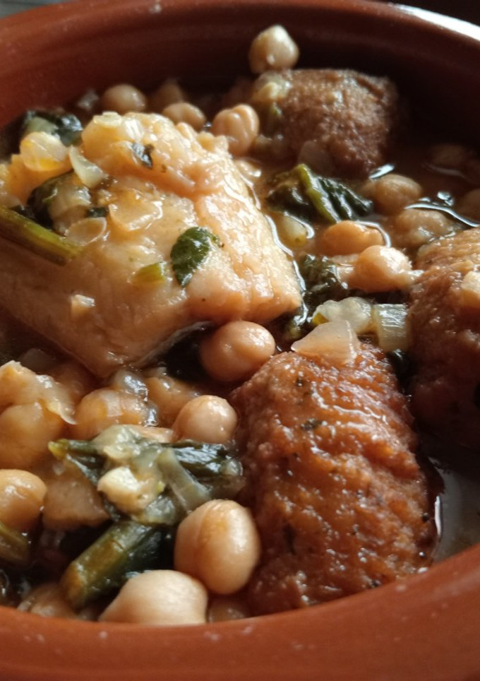 Una foto de Garbanzos de bote 🫙 con Bacalao 🐟 y espinacas🥬