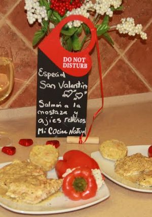 Una foto de Salmón a la mostaza y pimientos rellenos