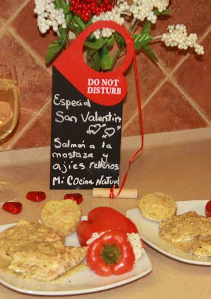 Una foto de Salmón a la mostaza y pimientos rellenos
