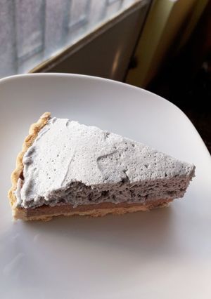 Una foto de Pie de frutilla y merengue al vino