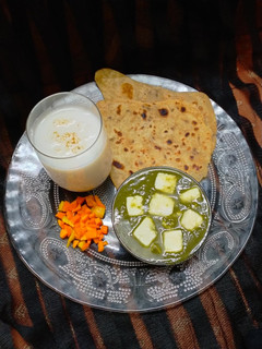 પાલક પનીર વિથ પરાઠા (Palak Paneer with Paratha recipe in Gujarati) રેસીપી મુખ્ય ફોટો