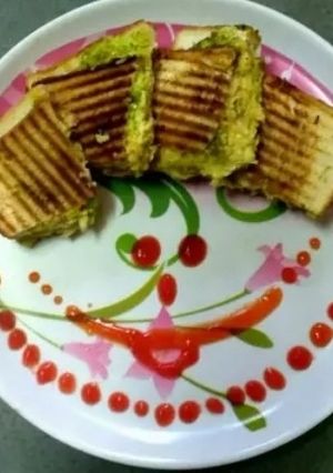 ગ્રીલ સેન્ડવીચ (Grill Sandwich Recipe In Gujarati) રેસીપી મુખ્ય ફોટો