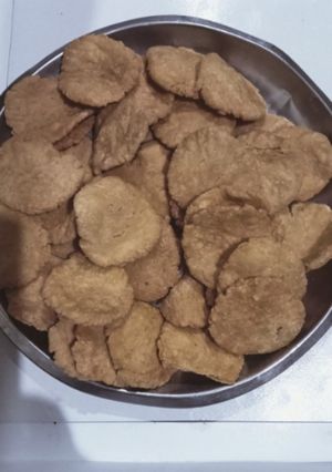 सूजी और आटे की मठरी (sooji aur atte ki mathri recipe in Hindi) रेसिपी मुख्य फोटो