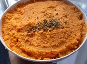 Una foto de salsa para dip morrón