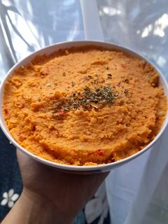 Una foto de Hummus de pimentón