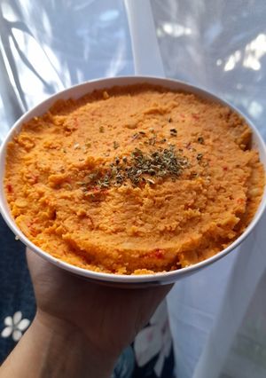 Una foto de Hummus de pimentón