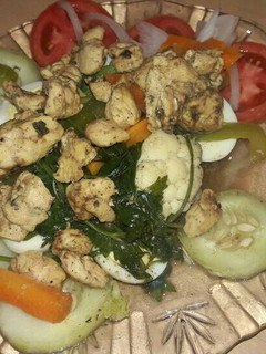 Una foto de Ensalada de verduras cocidas con pollo