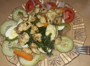 Una foto de Ensalada de verduras cocidas con pollo