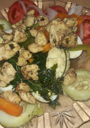 Una foto de Ensalada de verduras cocidas con pollo