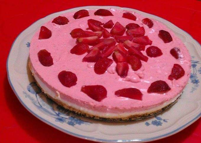 No-Bake White chocolate Strawberry Mousse Cake