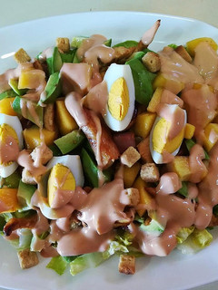 Una foto de Ensalada con salsa rosa