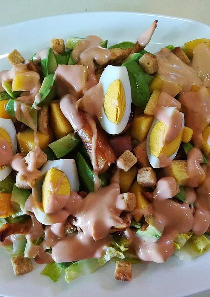 Una foto de Ensalada con salsa rosa