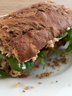 Una foto de Bocadillo de bonito con rúcula y canónigos
