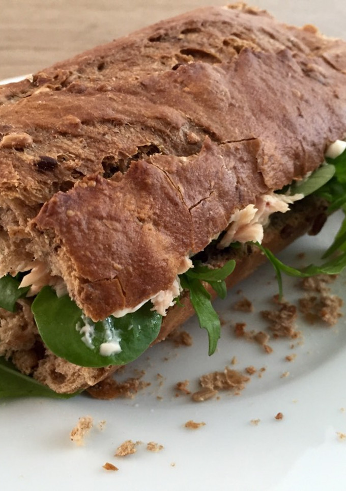 Una foto de Bocadillo de bonito con rúcula y canónigos