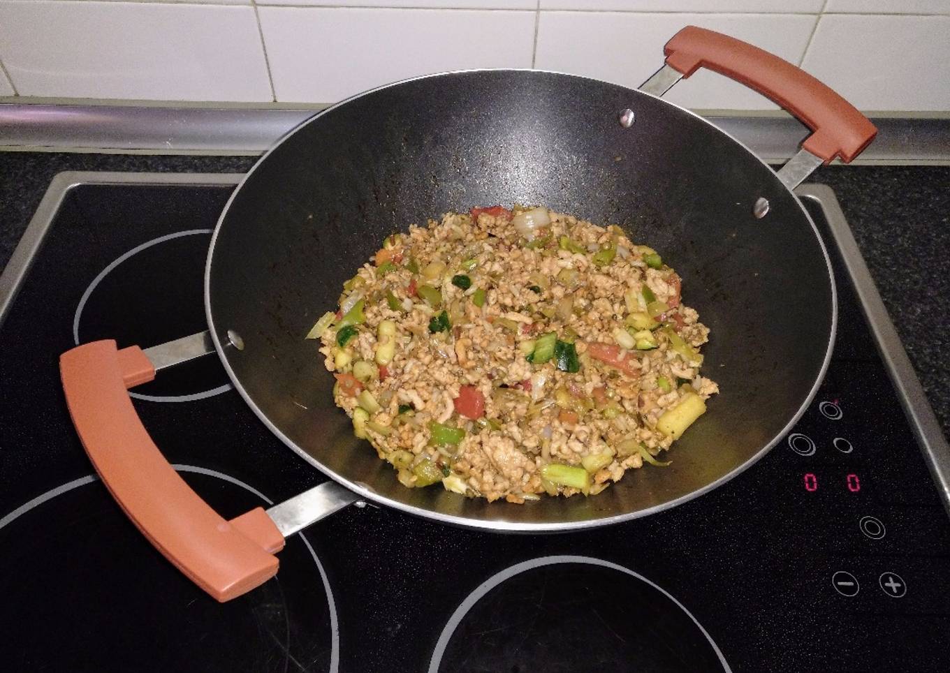 Wok de carne picada con verduras, lentejas y tres arroces