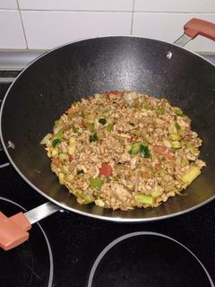 Una foto de Wok de carne picada con verduras, lentejas y tres arroces